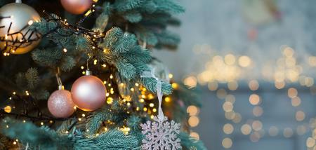 Come mettere le luci all'albero di Natale: idee originali e consigli
