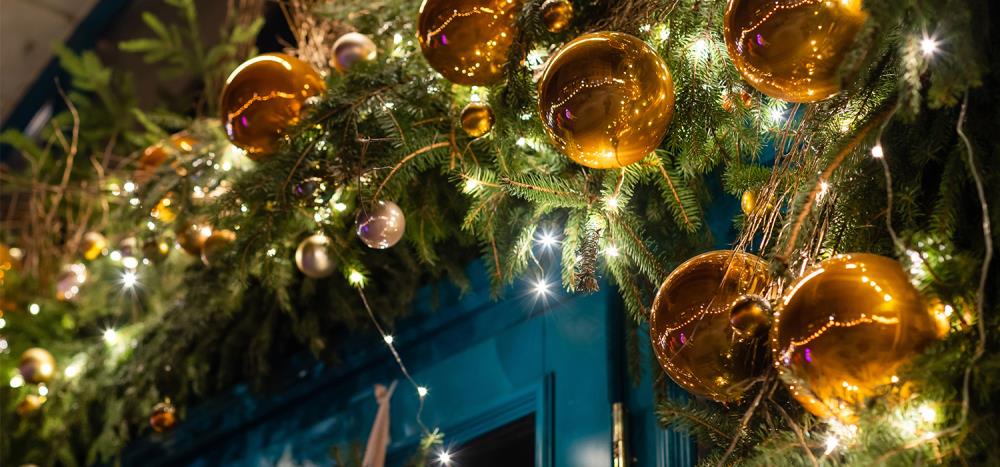 Come addobbare i davanzali per Natale: luci e decorazioni