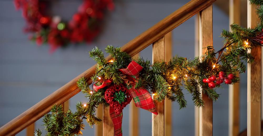 Come decorare una scala interna per Natale: luci e addobbi