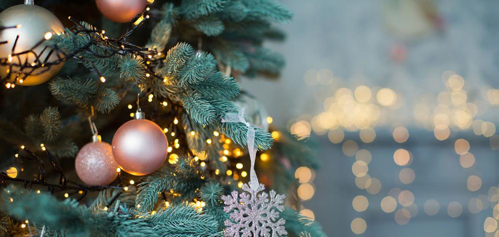 Come mettere le luci all'albero di Natale: idee originali e consigli