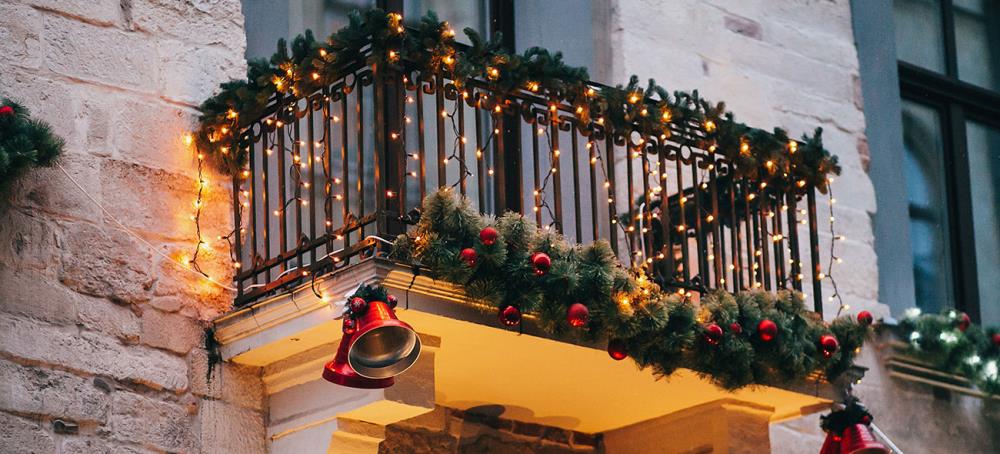 Come mettere le luci di Natale sul balcone: idee originali per illuminarlo al meglio