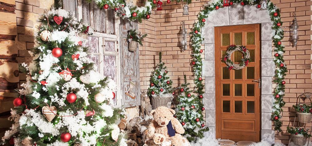 Decorare l'ingresso di casa per Natale: luci e addobbi